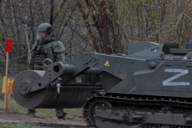 جندي روسي يستخدم الروبوت &#34;أوران-6&#34; لنزع الألغام في مقاطعة لوغانسك (الأوروبية)