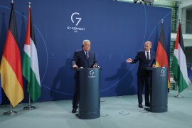 عباس (يسار) خلال المؤتمر الصحفي مع شولتز في برلين أمس الأول الثلاثاء (غيتي)
