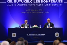 وزير الخارجية التركي مولود جاويش أوغلو (يمين) ووزير الخزانة والمالية التركي نور الدين النبطي خلال المؤتمر الـ13 للسفراء الأتراك بالعاصمة أنقرة (الأناضول)