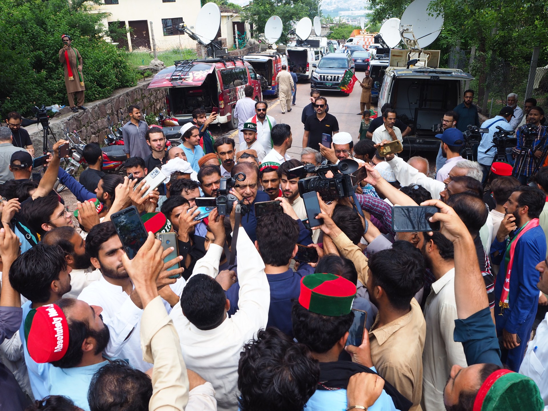 Les allégations de terrorisme contre Imran Khan et ses partisans se rassemblent devant son domicile en attendant son arrestation |  nouvelles