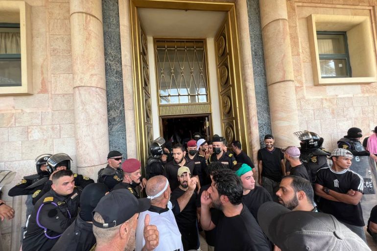 Iraqi cleric Muqtada al-Sadr quits politics