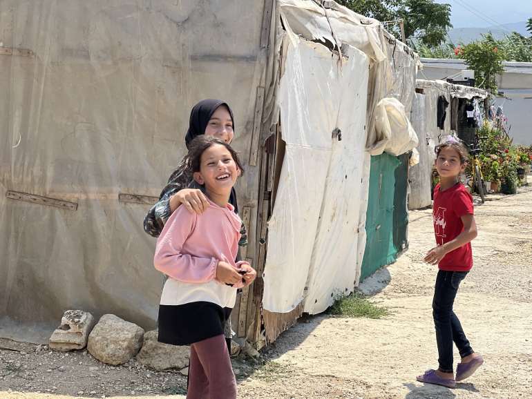 الاطفال السوريون لا يعرفون وطنهم خارج الخيم المتهالكة - الجزيرة نت
