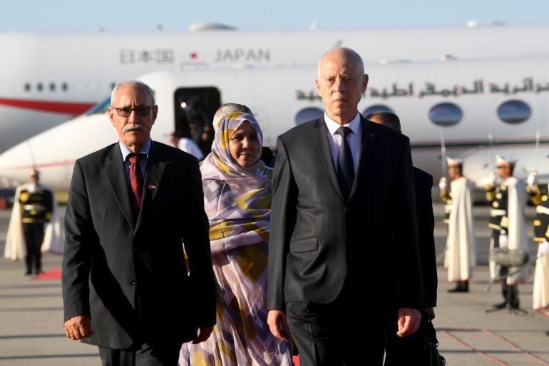 قيس سعيد يستقبل في مطار تونس إبراهيم غالي زعيم البوليساريو المصدر: الصفحة الرسمية لرئاسة الجمهورية التونسية على فيسبوك https://www.facebook.com/photo/?fbid=443152717843334&set=pcb.443153001176639