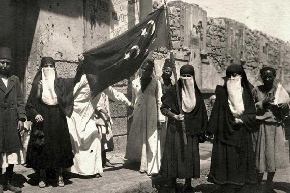 مصريات يرفعن علم السلطنة المصرية ذي الثلاثة أهلة خلال أحداث ثورة 1919
