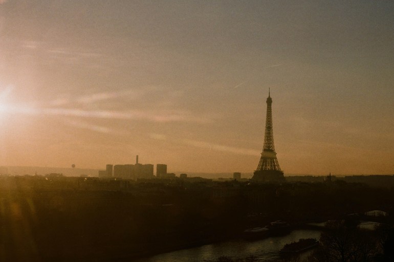 وتواجه العاصمة باريس خطرا انقطاع الكهرباء عن بعض الأحياء خلال صل الشتاء