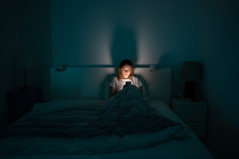 استخدام الهاتف قبل النوم يسبب الأرق