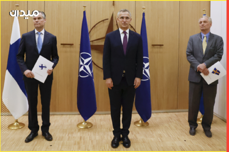 (من اليسار إلى اليمين) سفير فنلندا لدى الناتو كلاوس كورهونين ، والأمين العام لحلف الناتو ينس ستولتنبرغ ، وسفير السويد لدى الناتو أكسل ويرنهوف ، يحضرون احتفالًا بمناسبة طلب السويد وفنلندا للعضوية في بروكسل ، بلجيكا ، 18 مايو 2022. (الأوروبية)
