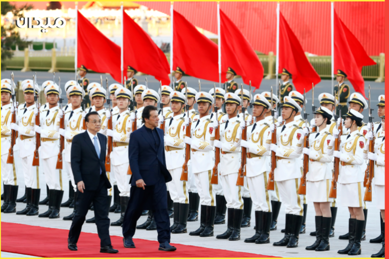 رئيس الوزراء الباكستاني عمران خان يستعرض حرس الشرف خلال حفل ترحيب مع رئيس الوزراء الصيني لي كه تشيانغ
