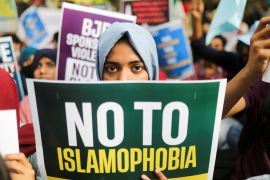 لافتة بمظاهرة في الهند تحتج على تصاعد جرائم الكراهية والعنف ضد المسلمين في البلاد (رويترز)