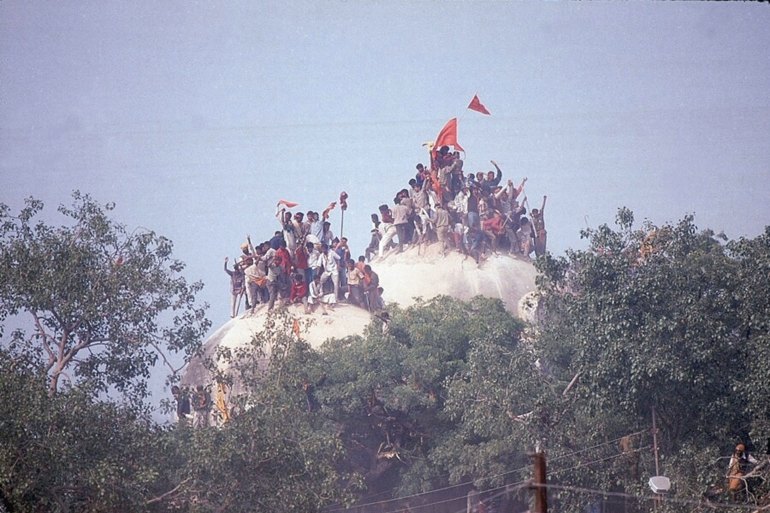 غلاة الهندوس يهدمون المسجد البابري فى ديسمبر 1992