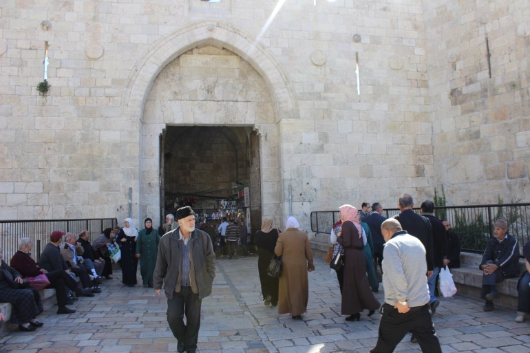 2-أسيل جندي، باب العامود، القدس، صورة يظهر بها مجموعة من المقدسيين في منطقة باب العامود(الجزيرة نت).JPG