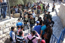 3-أسيل جندي، باب العامود، القدس، مجموعة من جنود الاحتلال يمنعون المقدسيين من دخول البلدة القديمة في القدس(الجزيرة نت).JPGJPG