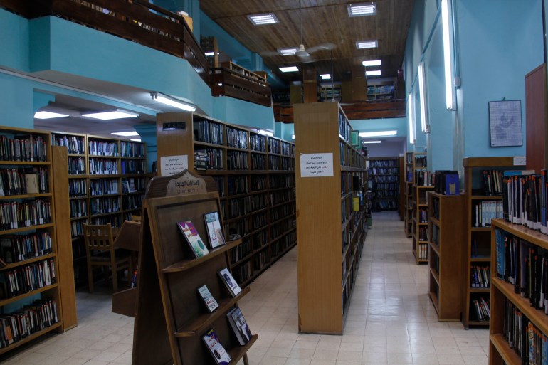 عاطف دغلس- الطابق الأول من المكتبة - الضفة الغربية-نابلس- مكتبة البلدية- الجزيرة نت- 14