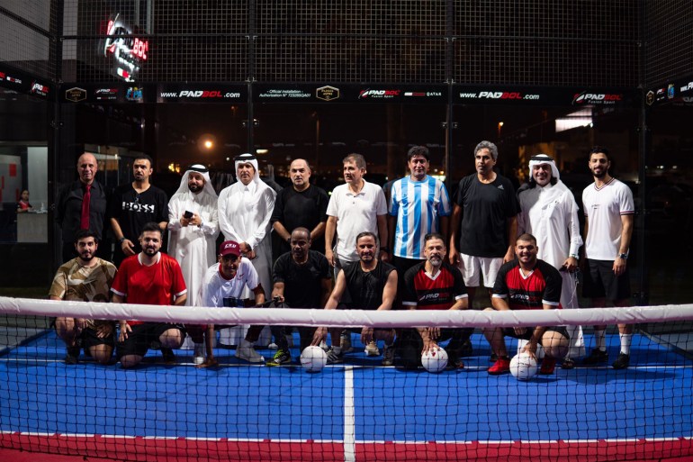 لاعبون قطريون قدامى وحاليون يحرصون على ممارسة ومتابعة رياضة البادبول (الجزيرة)
