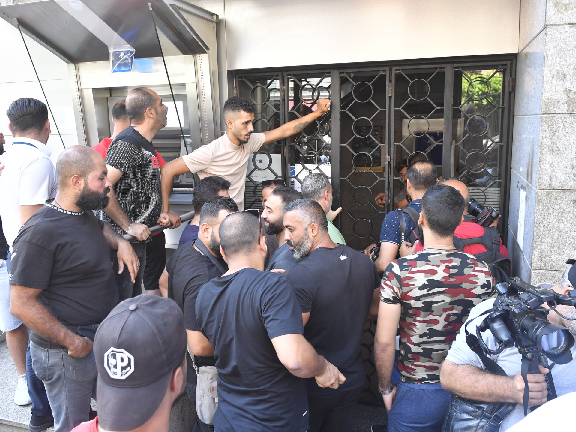موجة اقتحامات للمصارف في لبنان واجتماع طارئ لمجلس الأمن الداخلي