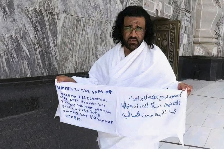 مقيم يمني صور نفسه وهو يعتمر عن الملكة إليزابيث (مواقع التواصل الإجتماعي)