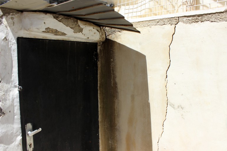 تشققات في جدران منازل حي القرمي في البلدة القديمة بسبب الحفريات(الجزيرة نت)
