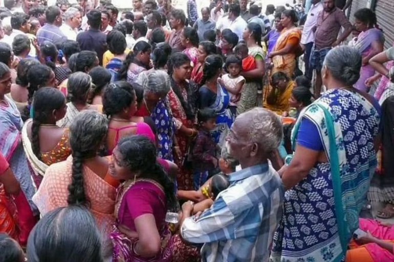 عائلة الطفل خلال تجمهرهم أمام المستشفى التي توفي فيها (الصحافة الهندية) 