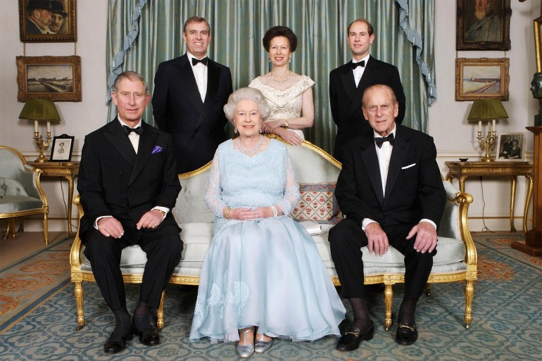الملكة إليزابيث والأمير فيليب في كلارنس هاوس مع الأمير تشارلز والأمير إدوارد والأميرة آن والأمير أندرو على مأدبة عشاء بمناسبة الذكرى الماسية للزواج في عام 2007.