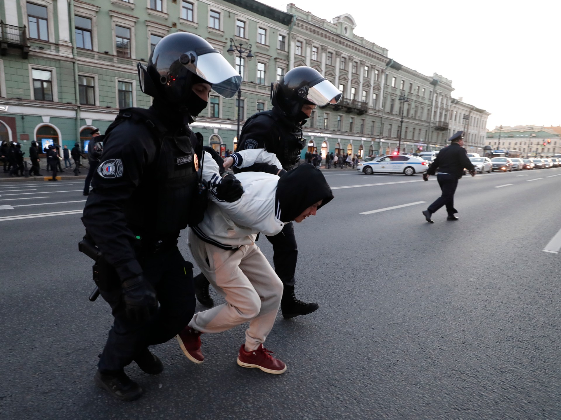 تشدد عقوبة الفرار.. روسيا توقف مئات المحتجين على مرسوم التعبئة العسكرية