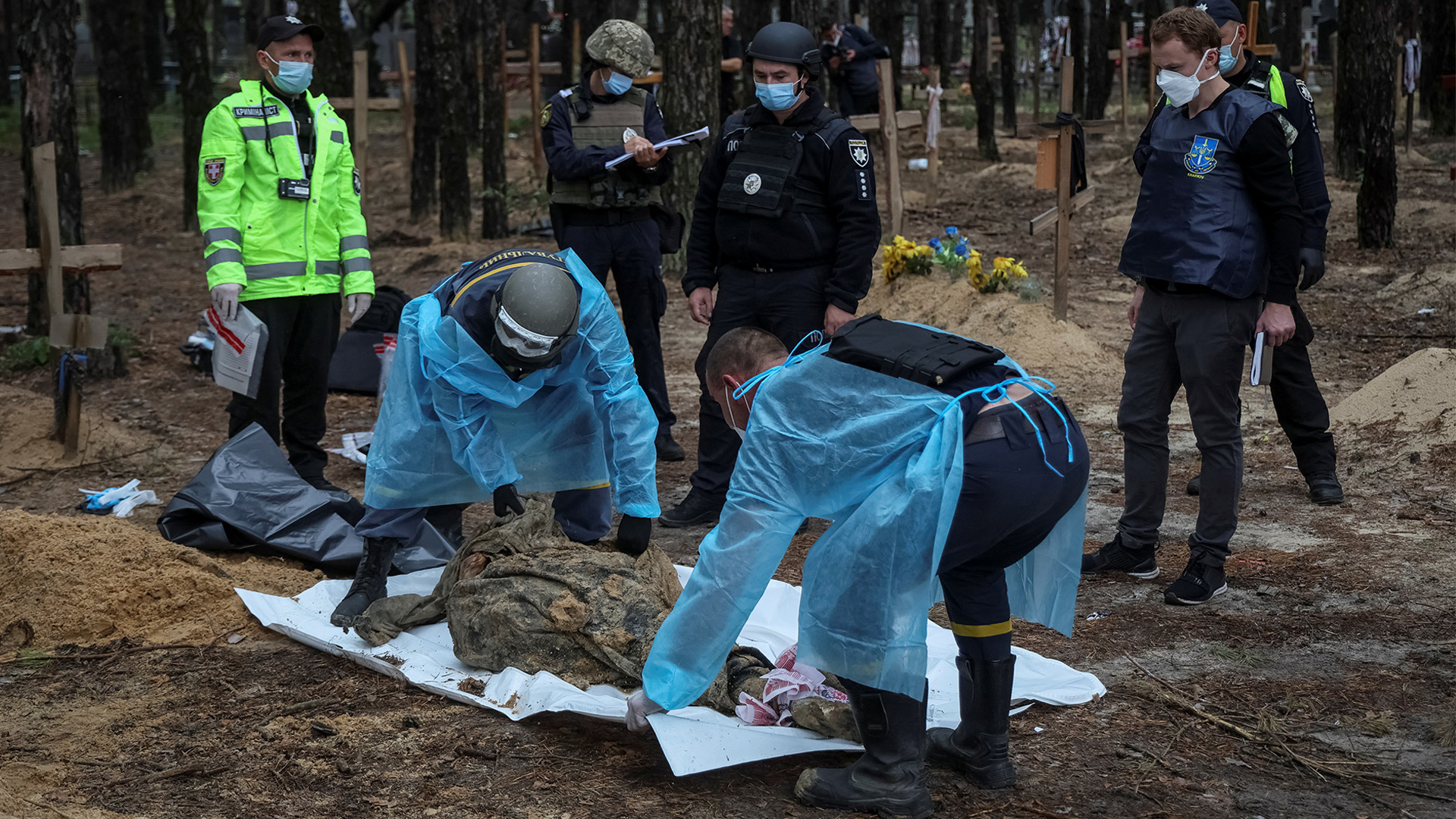 مقابر جماعية في أوكرانيا.. مطالب أوروبية بمحكمة دولية وزيلينسكي يؤكد اكتشاف أدلة التعذيب