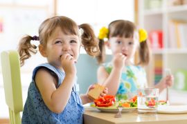 من الطبيعي أن يختار الأطفال الصغار ما يأكلون من بين عدد محدود من الأطعمة، وأن يرفضوا بعض أنواع الطعام (شترستوك)