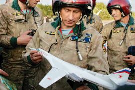 -PHOTO TAKEN 16AUG05- Russian President Vladimir Putin looks at a model of the Tupolev TU-160 bomber, or Blackjack, that was presented to him on his arrival in Olenegorsk, Russia, August 16, 2005. Putin flew in the Tupolev TU-160 bomber on Tuesday and took part in the launch of cruise missiles in the Arctic north, dusting off the military image he cultivated when he first came to power. Picture taken August 16, 2005. (CREDIT : REUTERS/ITAR-TASS/PRESIDENTIAL PRESS SERVICE)