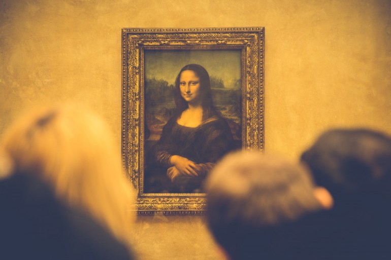 لوحة الموناليزا الشهيرة التي تبدو وكأنها تتبع المشاهد بنظراتها (بيكسهير)