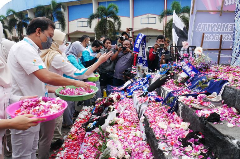 Tributes to victim of the riots soccer match in Malang