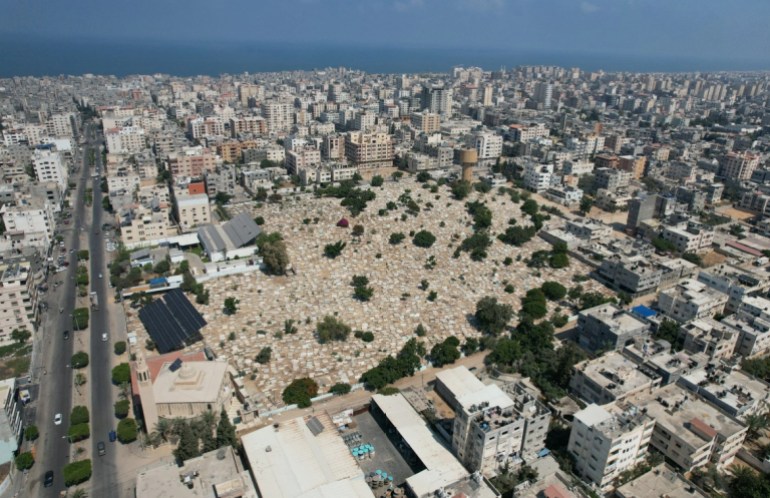 The Sheikh Radwan cemetery in Gaza city. [Mohammed Salem/Reuters]