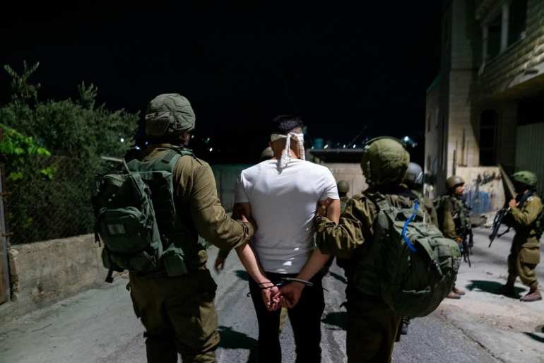 اعتقالات يومية للفلسطينيين خلال حملة "كاسر الأمواج" -تصوير الجيش الإسرائيلي ووزعها على الإعلام).