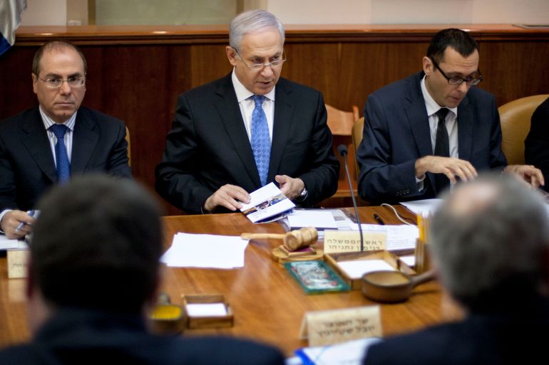 epa02667277 Israeli Prime Minister Benjamin Netanyahu (C) attends the weekly cabinet meeting in his Jerusalem office, Israel, 03 April 2011. Israeli Prime Minister Benjamin Netanyahu welcomed on 02 April the opinion expressed by judge Richard Goldstone and asked the UN to retract the report that charged Israel and Hamas with committing war crimes during the Gaza war in December 2008. The South African judge who led the investigations regretted the conclusions of the text in an article published Saturday in the Washington Post. EPA/SEBASTIAN SCHEINER / POOL