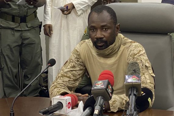 TOPSHOT – Colonel Assimi Goita speaks to the press at the Malian Ministry of Defence in Bamako, Mali, on August 19, 2020 after confirming his position as the president of the National Committee for the Salvation of the People (CNSP). – The military junta that took power in Mali on August 19, 2020, asked that the population resume “its activities” and cease “vandalism” the day after the coup that ousted President Ibrahim Boubacar Keita and his government. (Photo by MALIK KONATE / AFP)