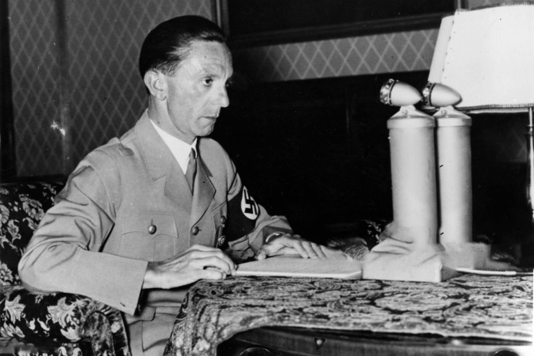 وزير الدعاية النازي جوزيف غوبلز Joseph Goebbels gettyimages-3317286
