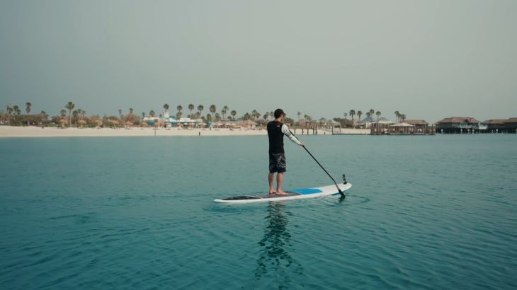 "المسافر" يكمل جولته في قطر ويزور أشهر جزرها ومتاحفها وكثبانها الرملية