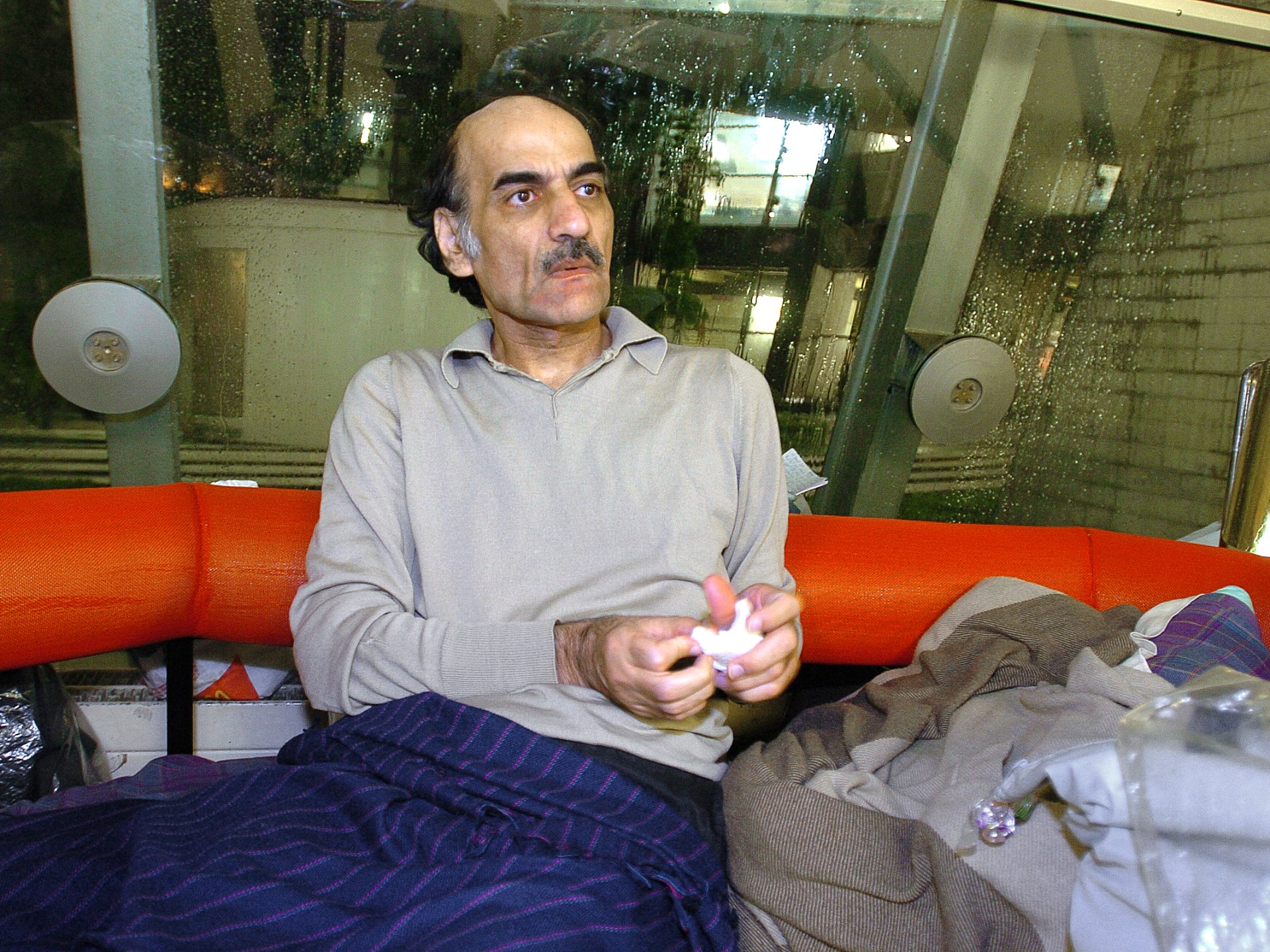 مهران كريمي ناصري لاجئ قضى نحو عقدين من عمره عالقا في مطار فرنسي