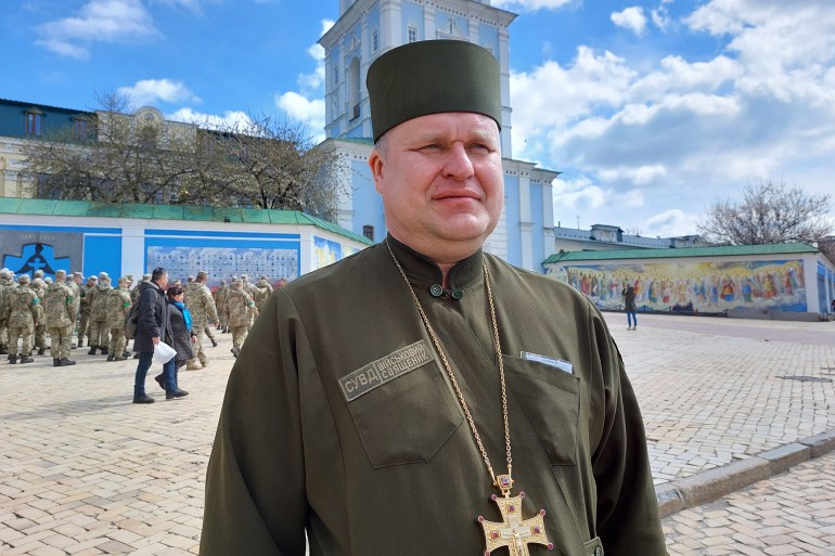دميترو بريساجني مرشد روحي مسيحي في صفوف القوات الأوكرانية
