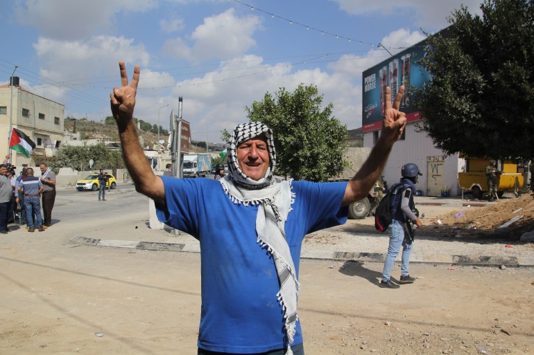عاطف دغلس- خالد منصور ناشط في مقاومة الاحتلال منذ اكثر من 50 عاما - الضفة الغربية- نابلس- غرب المدينة- الجزيرة نت6
