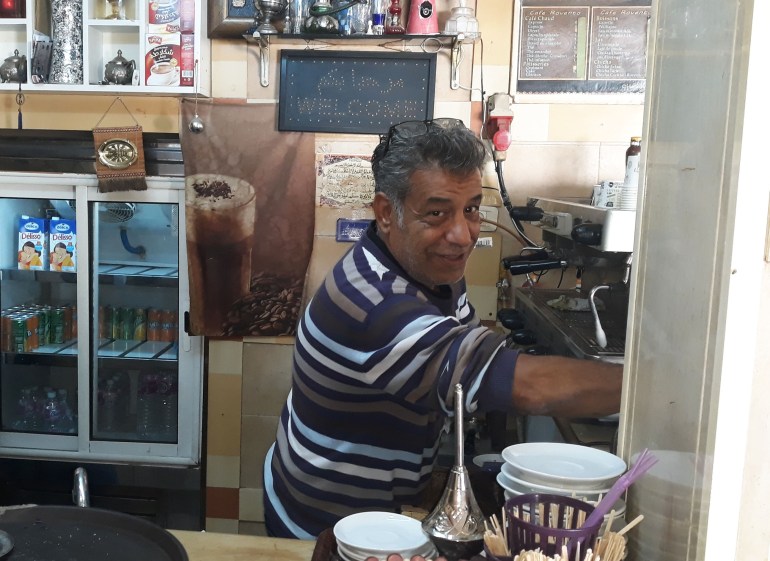 النادل مراد العفيفي/مقهى/وسط العاصمة تونس/نوفمبر/تشرين الثاني 2022 (خاصة)