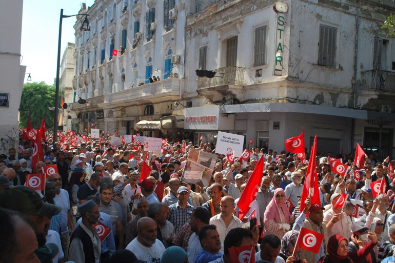 احتجاجات في تونس للإجراءات الاستثنائيىة التي اتخذها الرئيس قيس سعيد (الجزيرة)