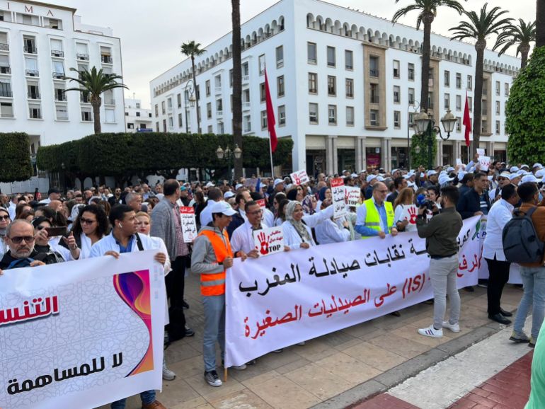 احتجاجات الأطباء والصيادلة أمام مبنى البرلمان بالرباط /