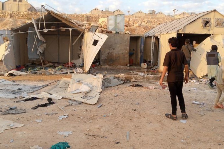 إرتفاع عدد الشهداء الى ٦ شهداء بينهم أطفال ونساء بالاضافة إلى أكثر من خمسة وثلاثون إصابة نتيجة القصف بالصواريخ العنقودية على مخيمات النازحين غرب مدينة #إدلب