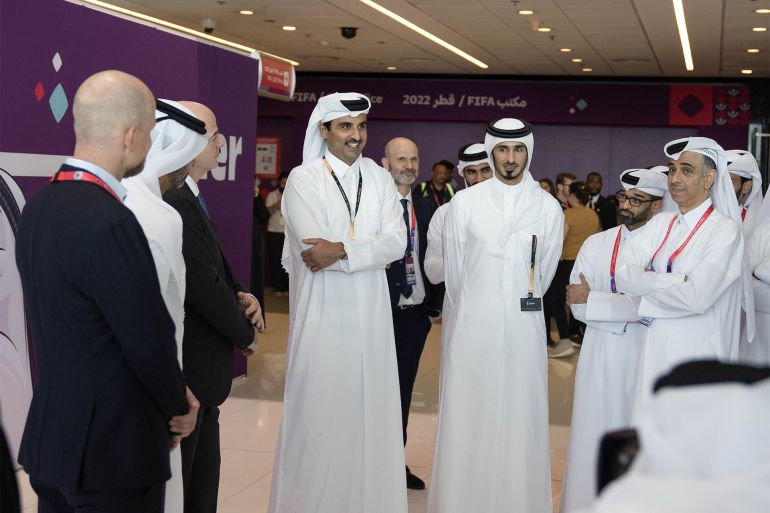 أمير دولة قطر الشيخ تميم بن حمد آل ثاني في زيارة لمركز العمليات الخاص بالمونديال (وكالة الأنباء القطرية)