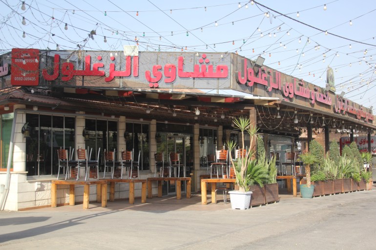 عاطف دغلس- مطعم الزغلو في المنطقة الغربية بنابلس مغلق منذ اكثر من 20 يوما - الجزيرة نت15