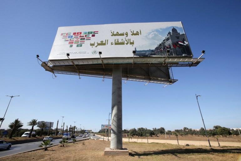 لافتة ترحب بالمشاركين في القمة العربية بالجزائر (رويترز)