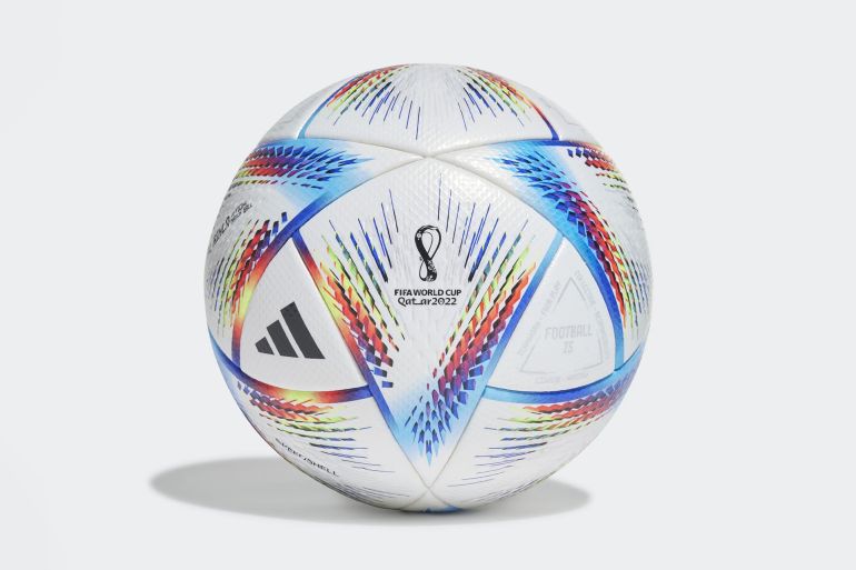 تقدم شركة أديداس كرة "الرحلة" في كأس العالم المقامة في قطر حاليا. (شركة أديداس)