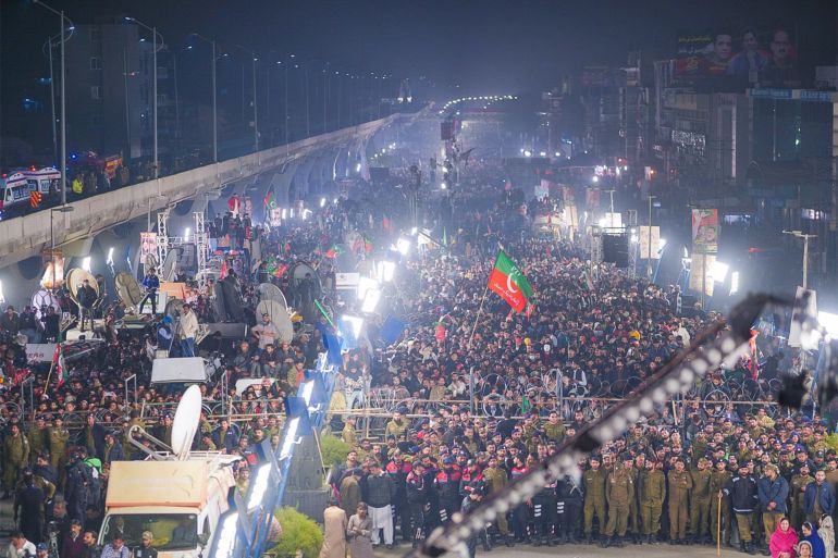 تجمع جماهيري لأنصار حزب إنصاف بزعامة عمران خان في مدينة راولبندي المحاذية للعاصمة إسلام آباد