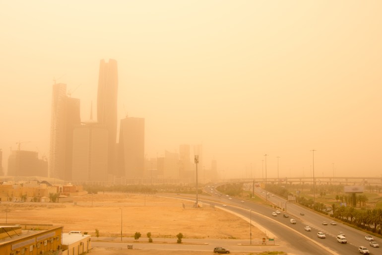 تتسب العواصف الترابية أضرارا صحية واقتصادية عدة للدول العربية Riyadh city in dusty day. Saudi Arabia shutterstock_1089695576