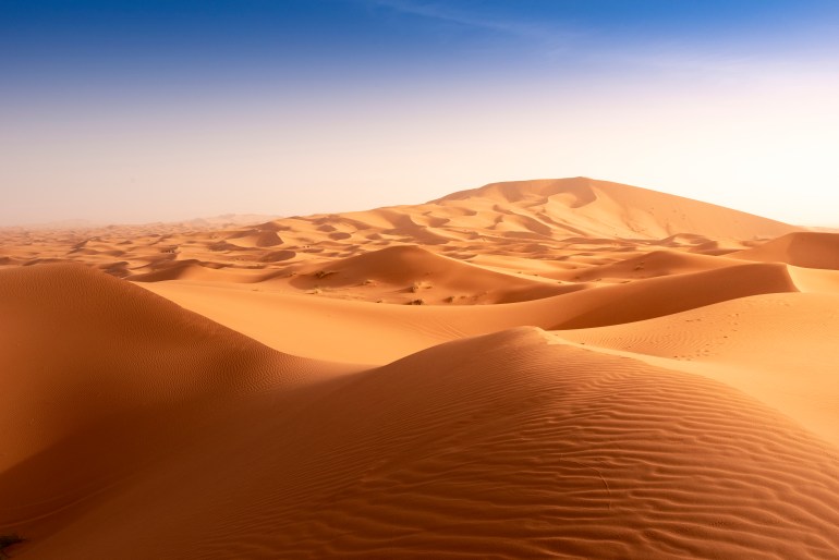 تنتج الصحراء الكبرى ما يزيد عن 400 مليون طنا من الأتربة سنوي Beautiful sand dunes in the Sahara desert at Morocco shutterstock_1452012590