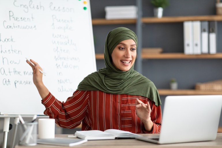 يمكنك أن تبدأ فورا بتعليم اللغة العربيّة عبر الإنترنت من خلال إحدى المنصات المخصصة
